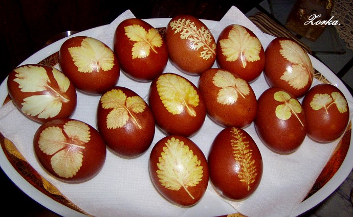 97. Vajíčka s listy barvená cibulí.jpg