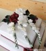 84-1. Svatební dort - růže, frézie